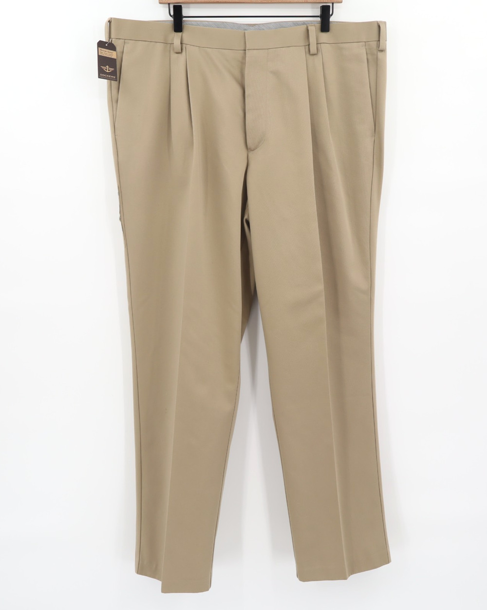 Dockers NWT D3 Classic Fit 42x32 Pleated Front Iron Free Khaki